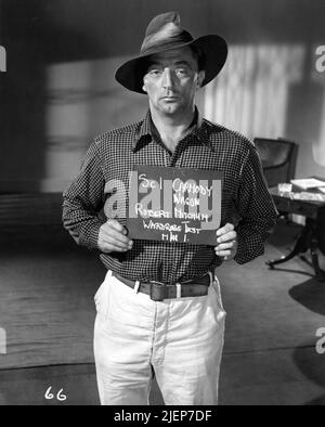 ROBERT MITCHUM Costume Test / Reference Photo for THE SUNDOWNER 1960 director FRED ZINNEMANN Novel Jon Cleary Costume designer Elizabeth Haffenden UK-USA-Australia co-produzione Warner Bros. Productions / Warner Bros. Foto Stock