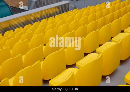 posti vuoti gialli in uno stadio sportivo, Foto Stock