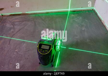 la livella laser contrassegna le linee di marcatura sul cantiere, Foto Stock