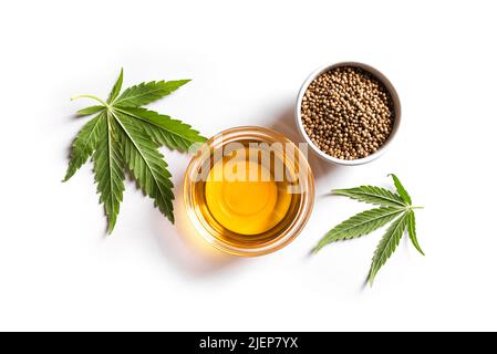 Olio di canapa selvatica, foglie e semi, olio cbd isolato su sfondo bianco Foto Stock