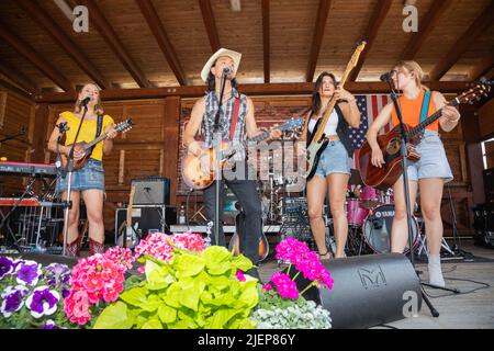 Stefanie Hertel, Lanny Lanner, Martina Cisarova und Johanna Mross von Beim vivo più di parole 25. Countryfest auf der Forest Village Ranch. Daubitz-W Foto Stock