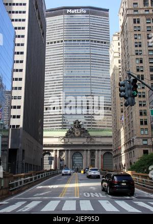 Park Avenue Viaduct, vista a nord da East 40th Street fino al Grand Central Terminal e MetLife Building, New York, NY, USA Foto Stock