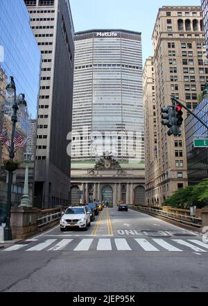 Park Avenue Viaduct, vista a nord da East 40th Street fino al Grand Central Terminal e MetLife Building, New York, NY, USA Foto Stock