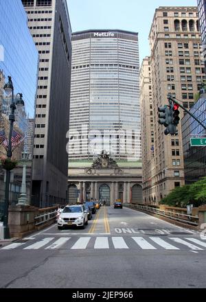 Park Avenue Viaduct, vista a nord da East 40th Street fino al Grand Central Terminal e MetLife Building, New York, NY, USA Foto Stock