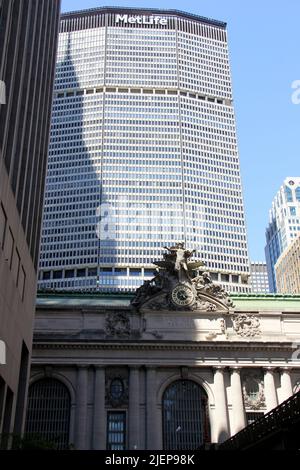 MetLife Building e Grand Central Terminal, vista da Pershing Square Plaza West, New York, NY, USA Foto Stock