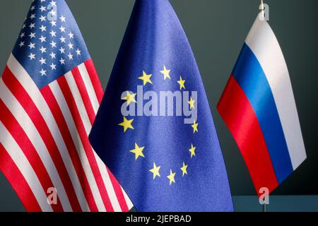 Bandiere di Stati Uniti, UE e Russia. Concetto di sanzioni. Foto Stock