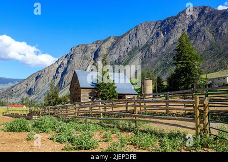 Paesaggio canadese di un vecchio fienile rustico in legno nella valle di Similkameen vicino Keremeos, British Columbia, Canada. Foto Stock