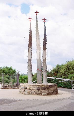 Red Arrows Memorial scultura per il memoriale al pilota, Flt Lt Jon Egging che è stato ucciso dopo una mostra aerea, Bournemouth, Dorset, Inghilterra, U.K. Foto Stock