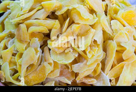 Ciotola con frutta secca di mango. Strati visualizzati in corrispondenza dello stallo del mercato stradale Foto Stock