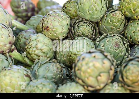 Mazzo di carciofi al mercato agricolo primo piano Foto Stock