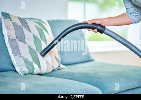 Immagine di una casa di pulizia donna che usa il vuoto Foto Stock