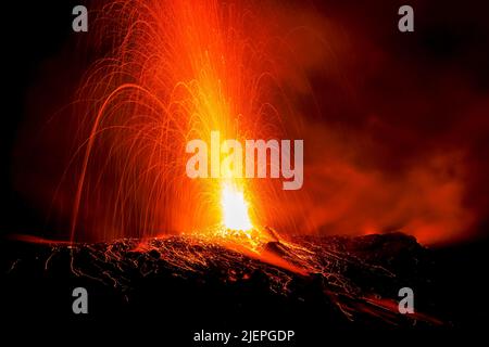 Le bombe laviche eruttano di notte da più bocche di questo vulcano. Questa attività esplosiva è durata 2000 anni. Stromboli, Isole Eolie, Sicilia, Italia Foto Stock