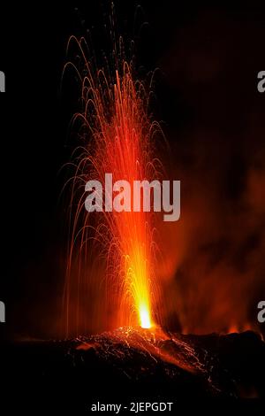 Le bombe laviche eruttano di notte da più bocche di questo vulcano. Questa attività esplosiva è durata 2000 anni. Stromboli, Isole Eolie, Sicilia, Italia Foto Stock