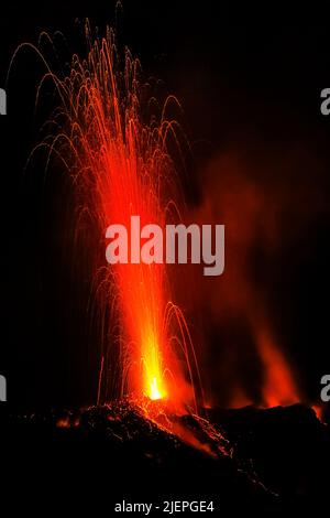 Le bombe laviche eruttano di notte da più bocche di questo vulcano. Questa attività esplosiva è durata 2000 anni. Stromboli, Isole Eolie, Sicilia, Italia Foto Stock