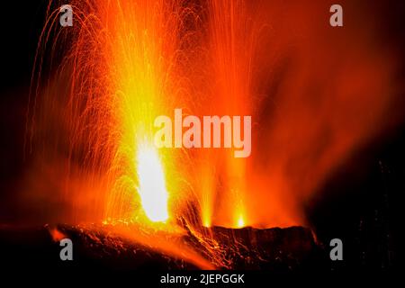Le bombe laviche eruttano di notte da più bocche di questo vulcano. Questa attività esplosiva è durata 2000 anni. Stromboli, Isole Eolie, Sicilia, Italia Foto Stock