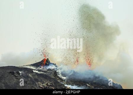 Le bombe laviche eruttano da più bocche di questo vulcano. Questa attività esplosiva è durata almeno 2000 anni. Stromboli, Isole Eolie, Sicilia, Italia Foto Stock