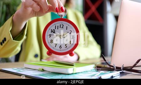 Donna d'affari che tiene sveglia per due ore in ufficio Foto Stock