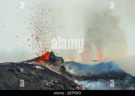 Le bombe laviche eruttano da più bocche di questo vulcano. Questa attività esplosiva è durata almeno 2000 anni. Stromboli, Isole Eolie, Sicilia, Italia Foto Stock