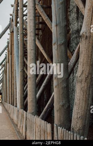 Costruzione di legno su una produzione di sale vecchia Foto Stock