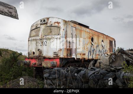 Moyasta Junction, Clare, Irlanda. 27th giugno 2022. Una locomotiva diesel in attesa di restauro a Moyasta, Co. Clare, Irlanda. - Foto David Creedon Foto Stock