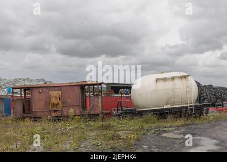 Moyasta Junction, Clare, Irlanda. 27th giugno 2022. Materiale rotabile appartenente alla Ferrovia di Clare Occidentale in attesa di restauro a Moyasta, Co. Clare, Irlanda. - Foto David Creedon Foto Stock