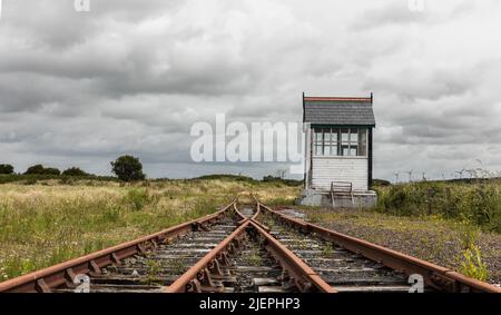 Moyasta Junction, Clare, Irlanda. 27th giugno 2022. Una cabina di segnale e una parte di pista della ferrovia di Clare Occidentale a Moyasta, Co. Clare. Irlanda. - Foto David Creedon Foto Stock