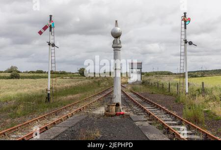 Moyasta Junction, Clare, Irlanda. 27th giugno 2022. Semafori e parte di cabina della West Clare Railway a Moyasta Junction, Co. Clare, Irlanda. - Foto David Creedon Foto Stock