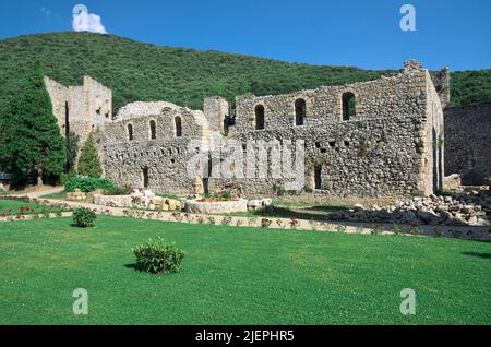 Monastero di Manasija in rovina nel bellissimo paesaggio della Serbia Foto Stock