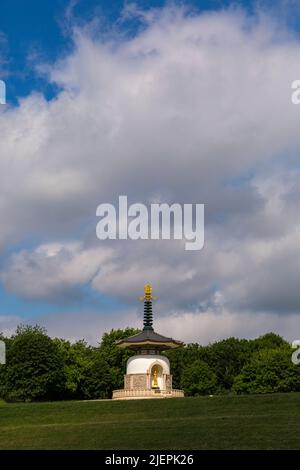 Pagoda della pace a Willen Lake, Milton Keynes, Buckinghamshire, Regno Unito nel mese di giugno Foto Stock