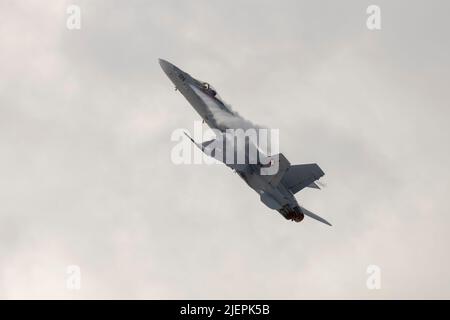 La Swiss Air Force McDonnell Douglas fa-18C Hornet (REG: J-5026) si esibisce sulla costa orientale sul mare. Foto Stock