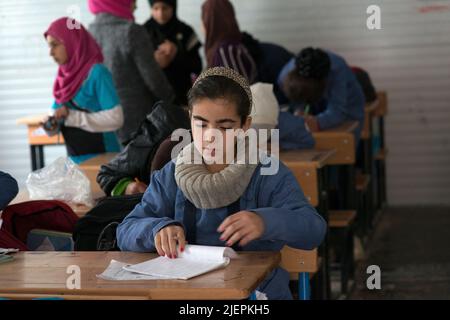 Al Za'atari, al Mafraq, Giordania. La vita ha preso nel secondo campo profughi più grande del mondo, subito dopo l'inizio della guerra civile siriana e milioni di migranti e rifugiati di guerra hanno iniziato a viaggiare a sud, ovest e nord verso luoghi sicuri e rifugio. Foto Stock