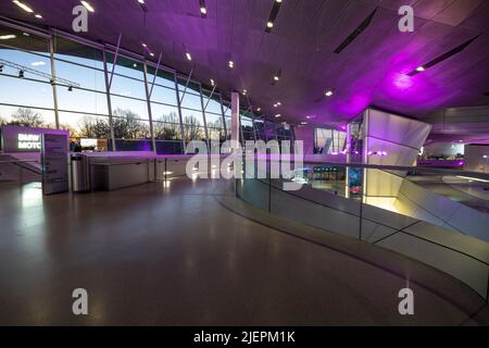 BMW Welt - un centro fieristico multifunzionale, che combina l'esposizione di veicoli BMW brand.Munich,Baviera,Germania Foto Stock