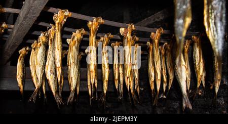 Enkhuizen, Paesi Bassi. Giugno 2022. Pesce affumicato nel forno a fumo. Foto di alta qualità Foto Stock