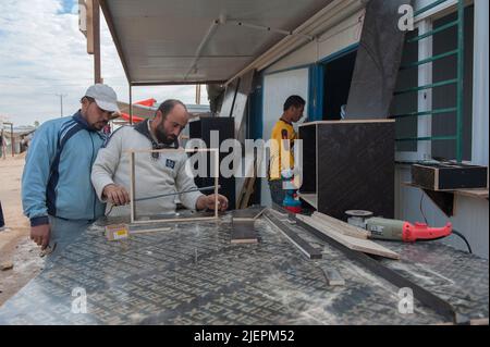 Al Za'atari, al Mafraq, Giordania. La vita ha preso nel secondo campo profughi più grande del mondo, subito dopo l'inizio della guerra civile siriana e milioni di migranti e rifugiati di guerra hanno iniziato a viaggiare a sud, ovest e nord verso luoghi sicuri e rifugio. Foto Stock