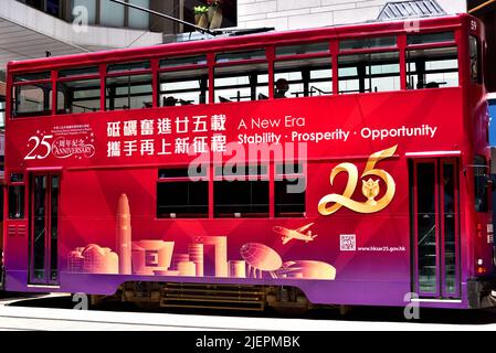 Modello ufficiale dipinto sulla carrozzeria del tram per celebrare il 25th anniversario della fondazione di Hong Kong SAR Cina Foto Stock