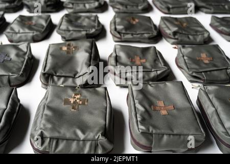 Un sacco di kit di pronto soccorso militare su sfondo bianco Foto stock -  Alamy