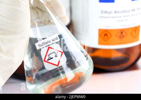 Acido solforico bottiglia Foto stock - Alamy