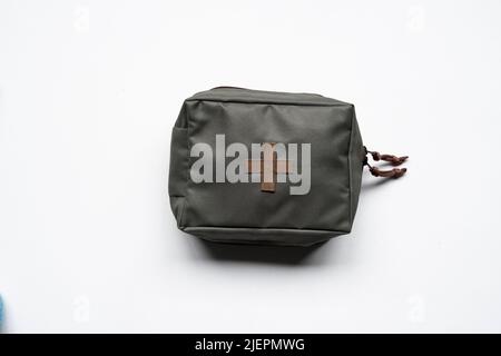 Kit di pronto soccorso dell'esercito su sfondo bianco. Foto Stock