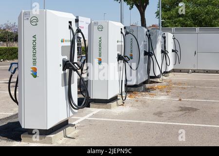 ALFAFAR, SPAGNA - 06 GIUGNO 2022: Stazione di ricarica per auto elettriche alimentata da Iberdrola Foto Stock