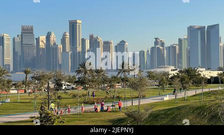 Vista sullo skyline di Doha dal katara Park. Doha edifici e parco Foto Stock