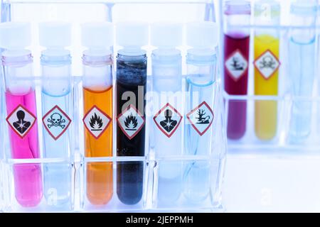 Sostanze chimiche nelle provette e simboli utilizzati in laboratorio o nell'industria Foto Stock