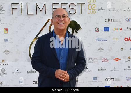 Taormina, Italia. 26th giugno 2022. Foto LiveMedia/Carmelo Imbesi. Taormina Messina, Italia, 27 giugno 2022, 68th Taormina Film Fest.in the pic: Ferzan Ã&#x96;zpetek assiste al tappeto rosso al Taormina Film Fest 2022. Durante il 68th Taormina Film Fest 2022, News a Taormina, Italy, June 26 2022 Credit: Independent Photo Agency/Alamy Live News Foto Stock