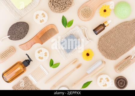 Accessori naturali per il bagno e prodotti per la cura del corpo e della pelle. Zero rifiuti e concetto di vita ecologica. Disposizione piatta Foto Stock