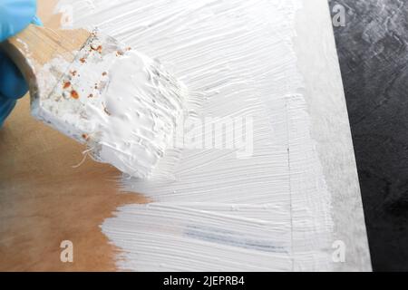 bianco per il lavoro di verniciatura nel settore Foto Stock