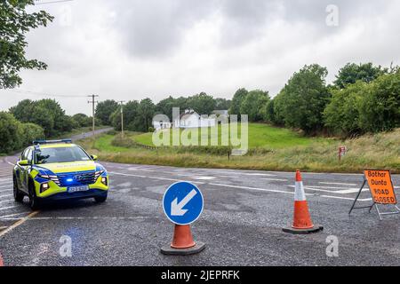 Bandon, West Cork, Irlanda. 28th giugno 2022. Un uomo di 19 anni è stato coinvolto in un incidente su un solo veicolo il R585 a Murragh a West Cork nelle prime ore di questa mattina. L'uomo è stato rimosso al Cork University Hospital dove rimane in una condizione seria. Il R585 è chiuso in 4 punti con deviazioni in atto. Credit: AG News/Alamy Live News Foto Stock