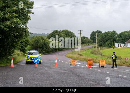 Bandon, West Cork, Irlanda. 28th giugno 2022. Un uomo di 19 anni è stato coinvolto in un incidente su un solo veicolo il R585 a Murragh a West Cork nelle prime ore di questa mattina. L'uomo è stato rimosso al Cork University Hospital dove rimane in una condizione seria. Il R585 è chiuso in 4 punti con deviazioni in atto. Credit: AG News/Alamy Live News Foto Stock