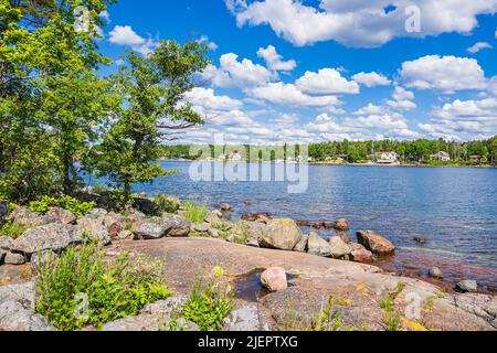 Paesaggio con rocce e alberi sull'isola di Uvö in Svezia. Foto Stock