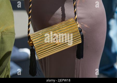 MILANO, ITALIA - 19 GIUGNO 2022: Donna con borsa metallica Yves Saint Laurent dorata prima della sfilata di moda Etro, Street style Milano Fashion Week Foto Stock