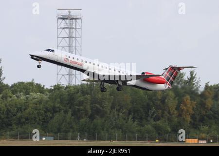 Loganair, Embraer ERJ-145 G-SAJO, lasciando Stansted Airport, Essex, Regno Unito Foto Stock