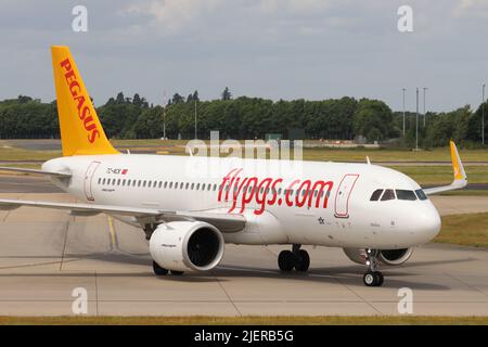 Pegasus Airways, Airbus A320 TC-NCK, arrivando all'aeroporto di Stansted, Essex, Regno Unito Foto Stock